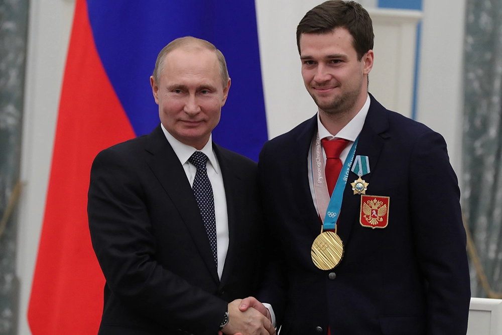 Президент РФ Владимир Путин вручил орден Дружбы чемпиону XXIII зимних Олимпийских игр в Пхенчхане хоккеисту Егору Яковлеву (справа).