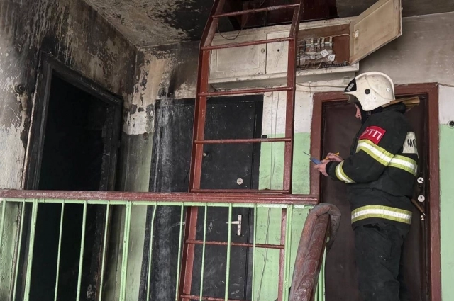 Огонь, охвативший 30 квадратных метров, тушили 14 сотрудников МЧС.