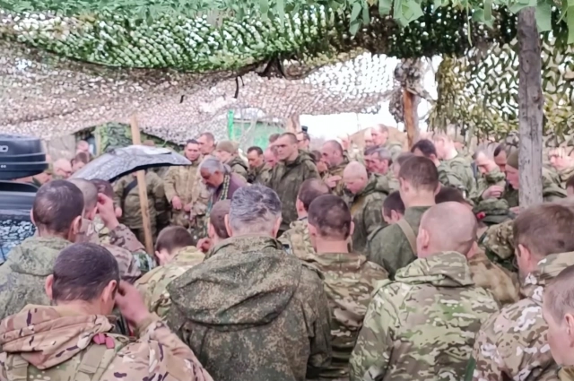 На службы собираются десятки бойцов.