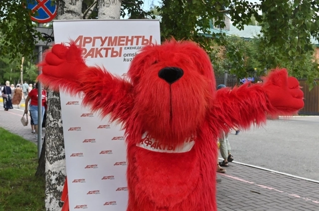 У стенда выстроилась целая очередь из желающих.