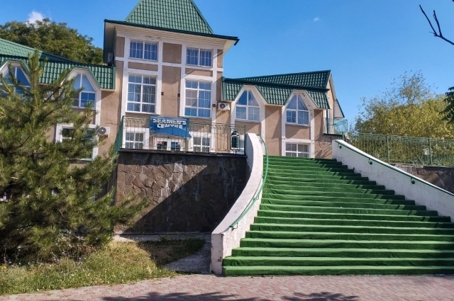 Иной раз в необычных зданиях располагаются кафе и пиццерии.