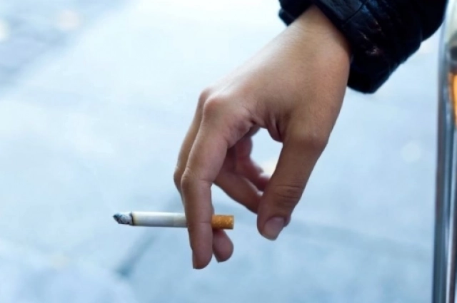 Женщина невозмутимо закурила сигарету на глазах у очевидцев.