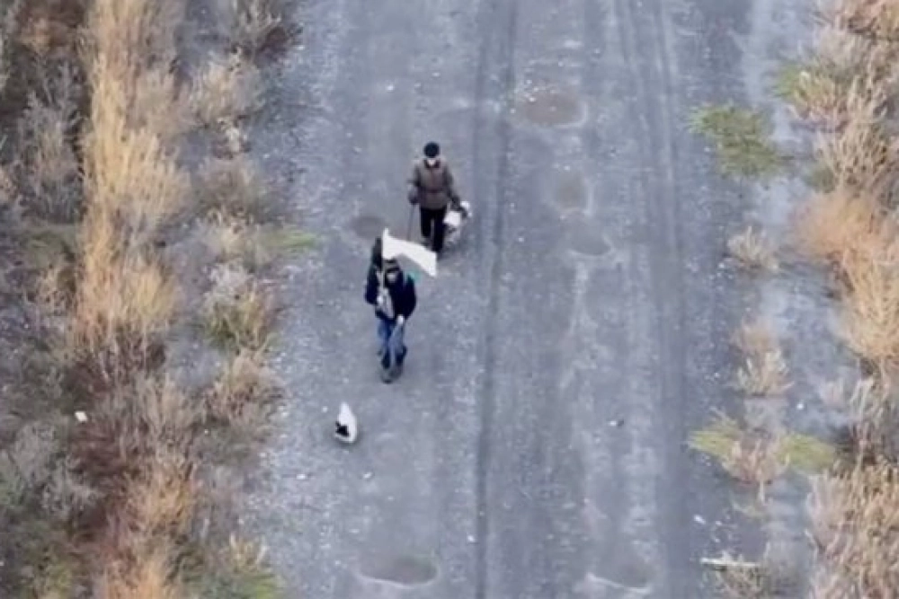 В селе Петропавловка неподалеку от Купянска боевики ВСУ ударами дронов убили двух мирных жителей, которые вышли к российским позициям.