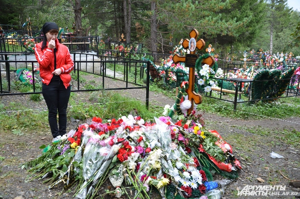 Лариса на могиле дочери Евгении, убитой Заборовым.