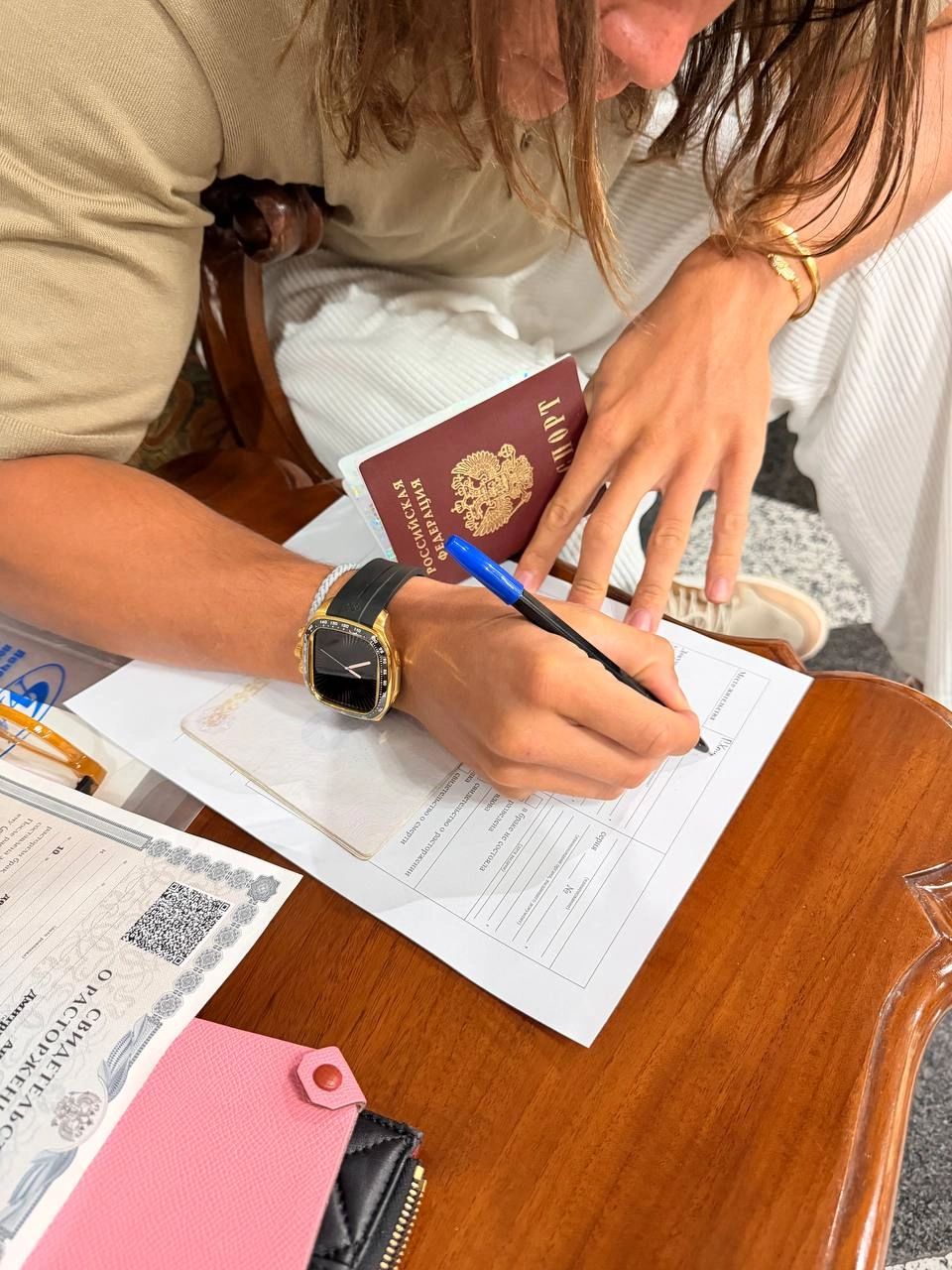 Пара подаёт заявление в ЗАГС.