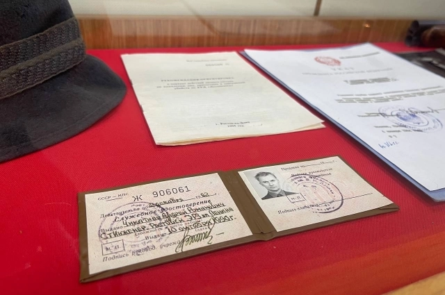 Служебное удостоверение серийного убийцы в его годы работы на Ростовского электровозоремонтного завода имени Ленина. 