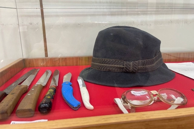 Личные вещи маньяка Чикатило. Ножи изъяты в доме изувера, с их помощью он совершал свои жуткие преступления. В шляпе чешского производства разъезжал по всей стране.