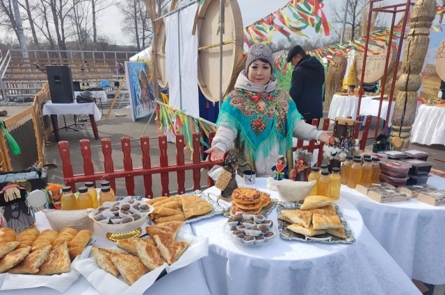 На праздник готовят угощения.