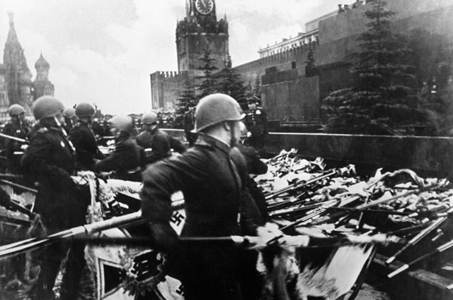Участники парада Победы бросают к подножию Мавзолея В. И. Ленина немецкие знамена