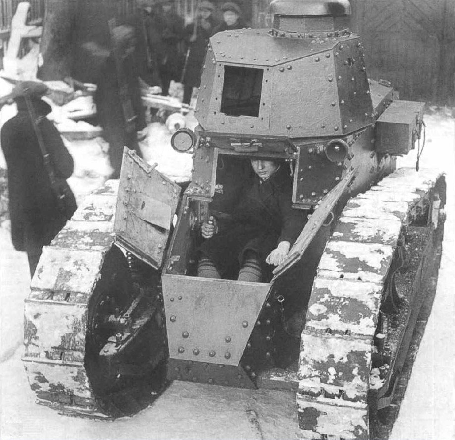 Трофейный танк Renault FT-17 (без вооружения) на Сормовском заводе. Зима 1919 года