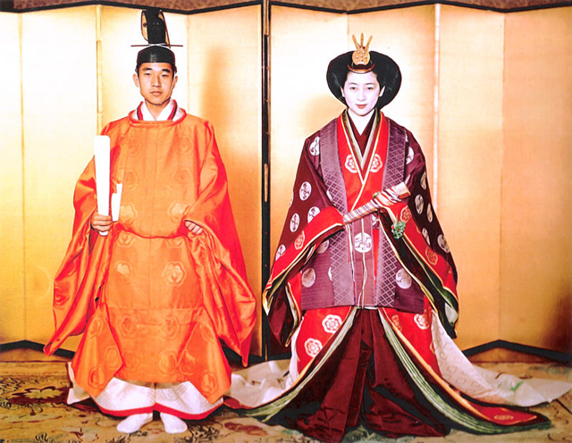Импреатор Акихито с женой после церемонии бракосочетания.