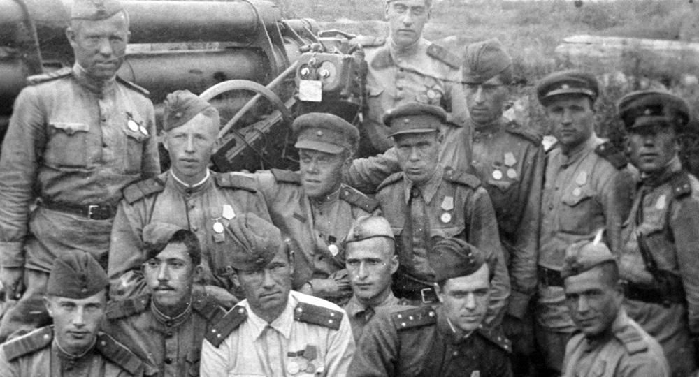Юрий Никулин (2 слева в 1-м ряду), служащий зенитчиком во время Великой Отечественной войны 1941-1945 гг.