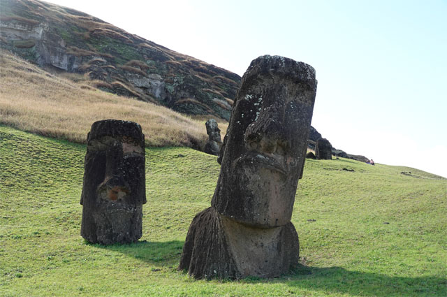 Каменные статуи в карьере около вулкана Рано Рараку на острове Пасхи.