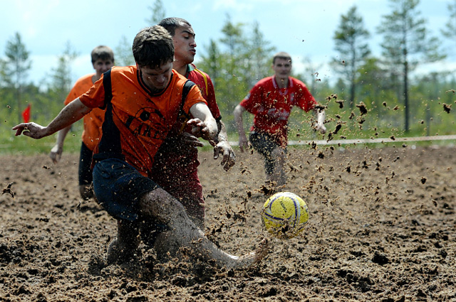 Чемпионат России по футболу в грязи около деревни Поги в Ленинградской области. 2013 год