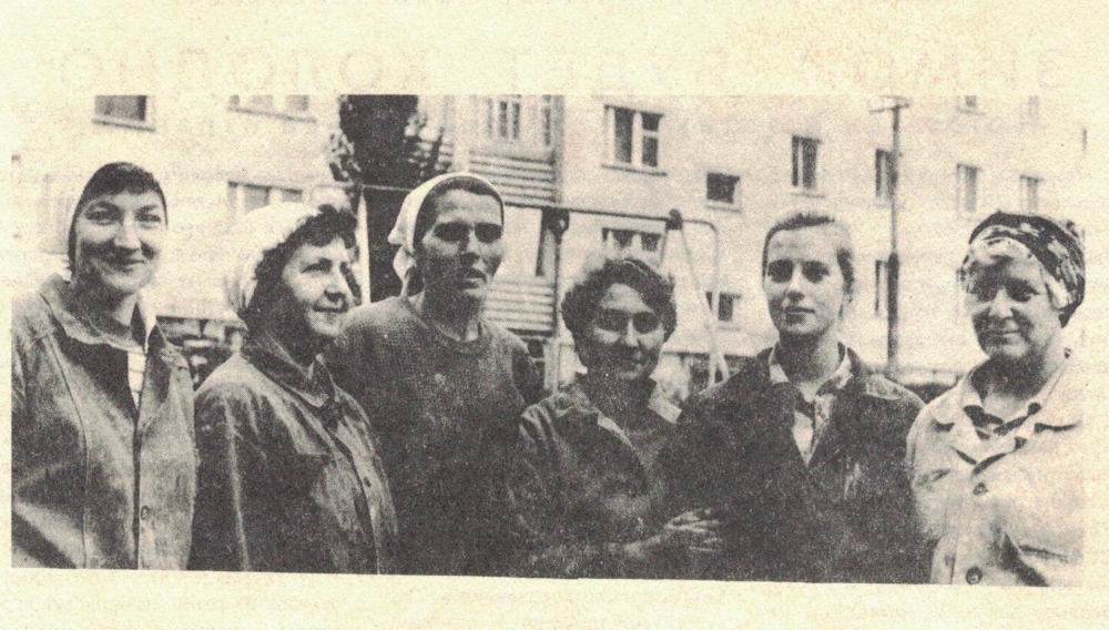 Любовь Смирнова (на фото — вторая слева) встретила любовь на стройке.