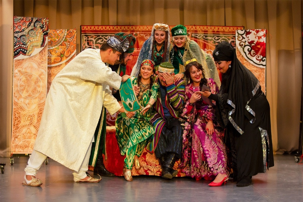 Эльдар Гибадуллин (в центре) сыграл Ходжу Насреддина, которому пришлось содержать пять жён. 