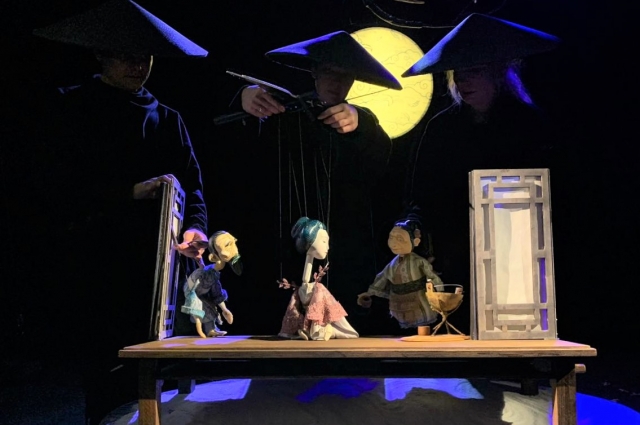 Ульяновский театр кукол привезёт на фестиваль «Журавлиные перья» по мотивам японской сказки. 