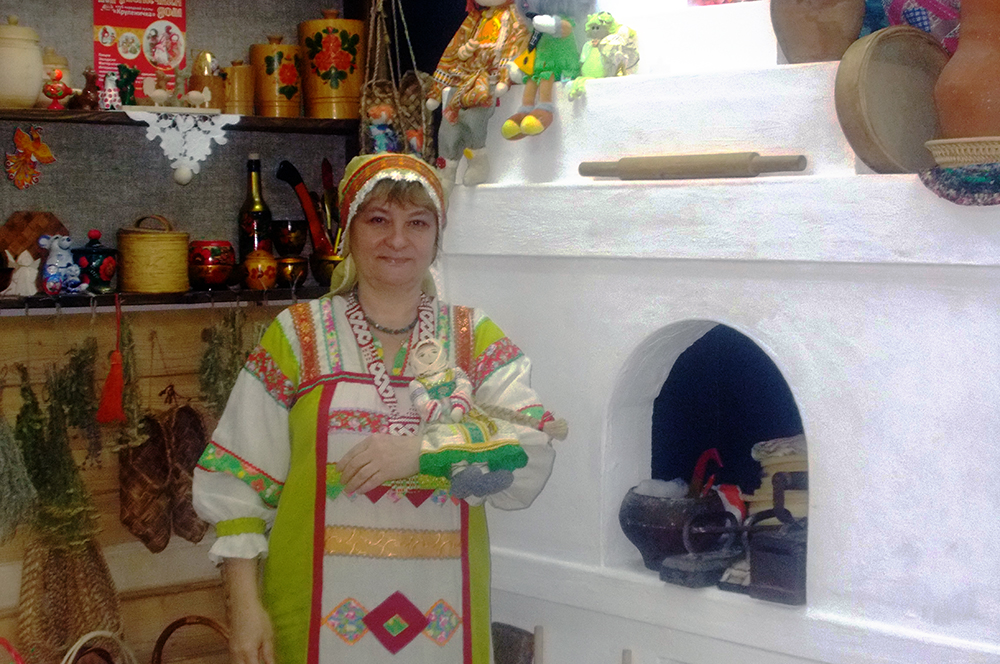 Алла Фролова бережно хранит традиции изготовления русских народных кукол.