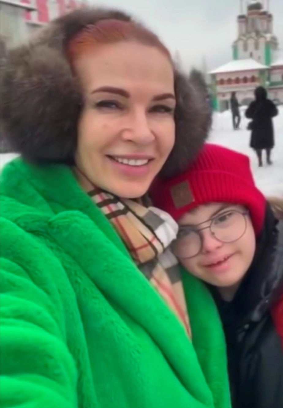 Эвелина Бледанс с сыном.