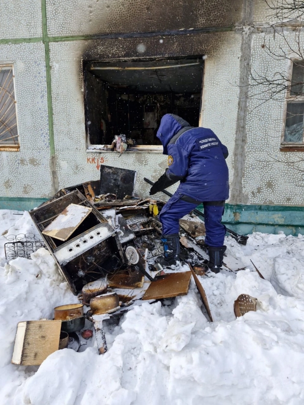 Одна из женщин выпрыгнула из окна в снег.