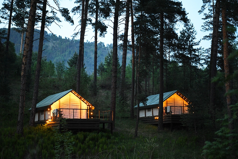Тентхаусы на территории глэмпинга «Чепош парка» в Республике Алтай.
