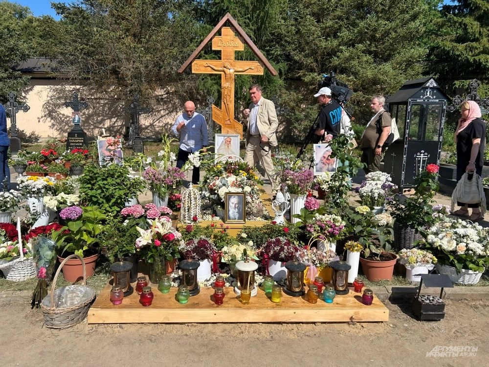 Могила старца, схиархимандрита Илия (Ноздрина). Сегодня там прошла лития. Гости приложились к кресту на месте упокоения батюшки.