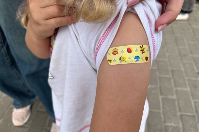 Вот такие красивые пластыри клеили детям на место укола.