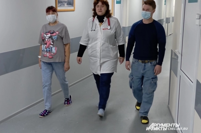 Журавлёва курирует семью до, во время и после операции.