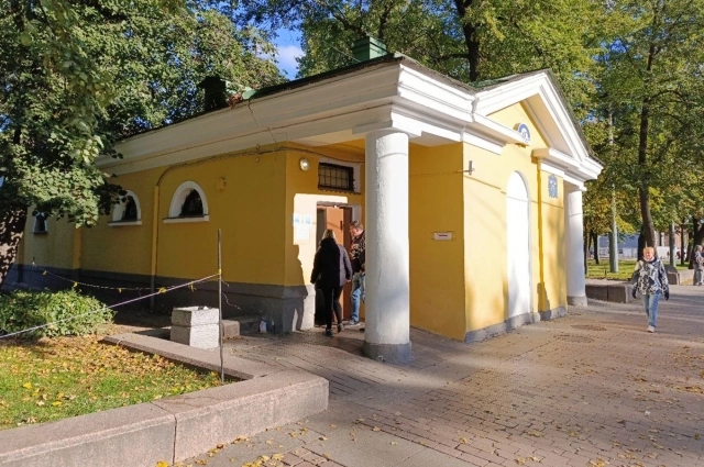 Неподалёку от Медного всадника.