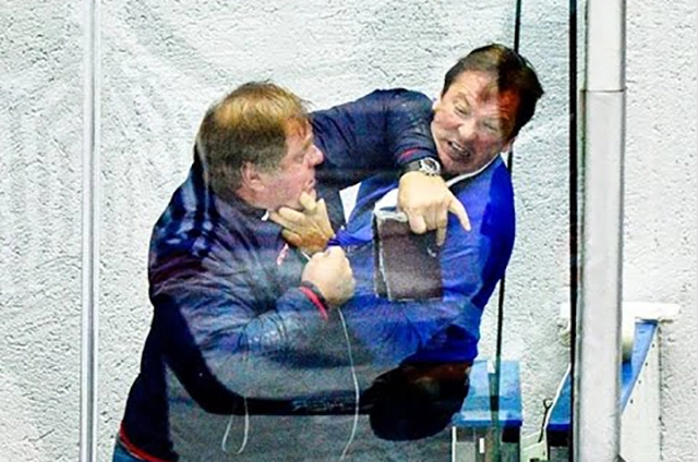 Скудра и Попихин подрались прямо на тренерской скамейке.