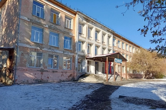 Действующий вход в школу.