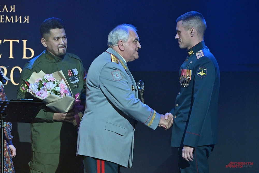 Герой России Михаил Попов (справа).