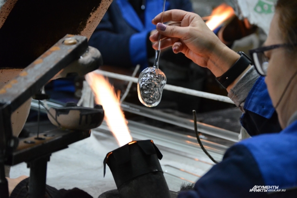 А вот и стеклянные бутерброд с икрой — хит этого сезона.