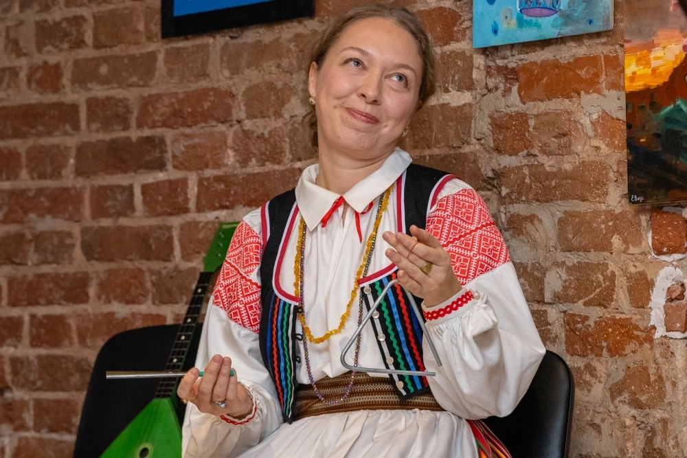 Виктория — музыкальный работник в детском саду и в свободное время исполняет старинные мелодии вместе с мужем.