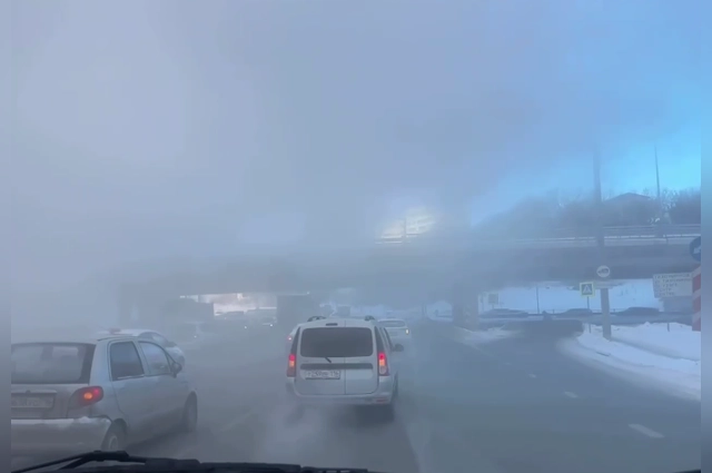 Очевидцы сообщали, что горячая вода разлилась по проезжей части и тротуарам, местами доходя до щиколотки.