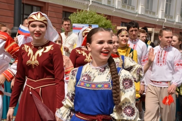 Летом в Омске проходит парад национальностей.