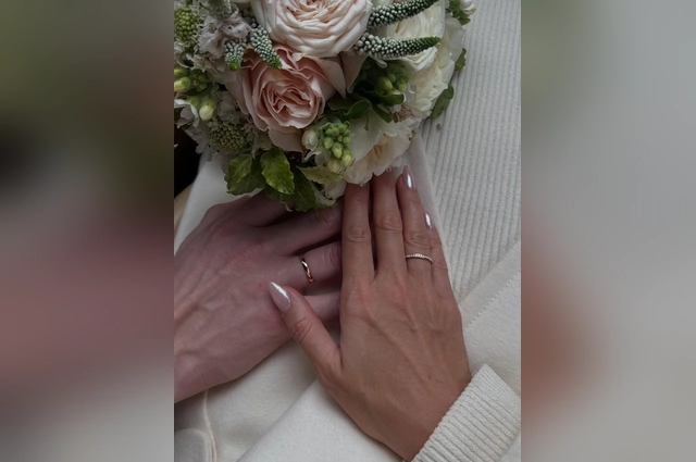 Пара тайно расписалась год назад.