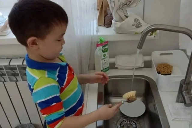 Несмотря на заболевание, Дамир с детства помогает маме в домашних делах. Вот что значит настоящий мужчина!