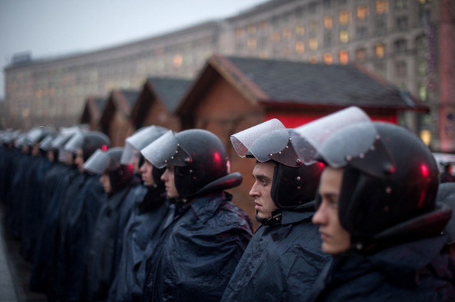 Сотрудники подразделения Беркут на площади Независимости во время проведения акции сторонников вступления в Евросоюз в Киеве