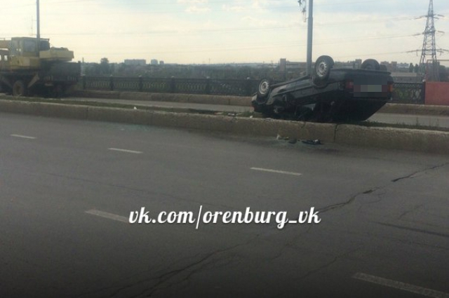 В Оренбурге на мосту на улице Терешковой столкнулись КамАЗ и ВАЗ-2114.