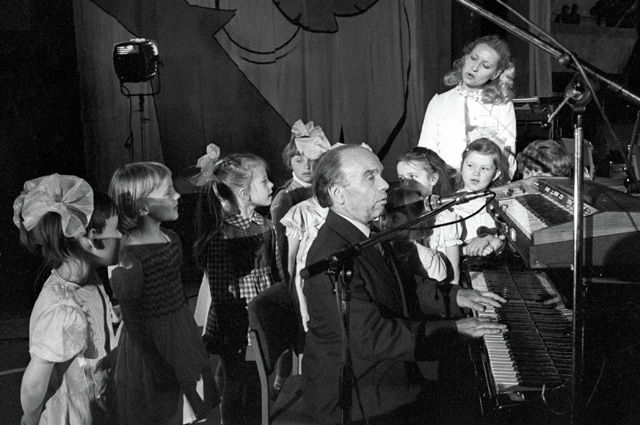 Владимир Шаинский среди детей. 1984 г.