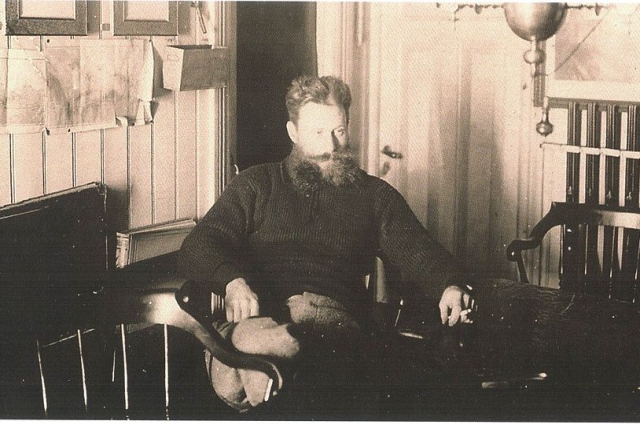 Лейтенант Коломейцев в кают-компании, 1900 г.