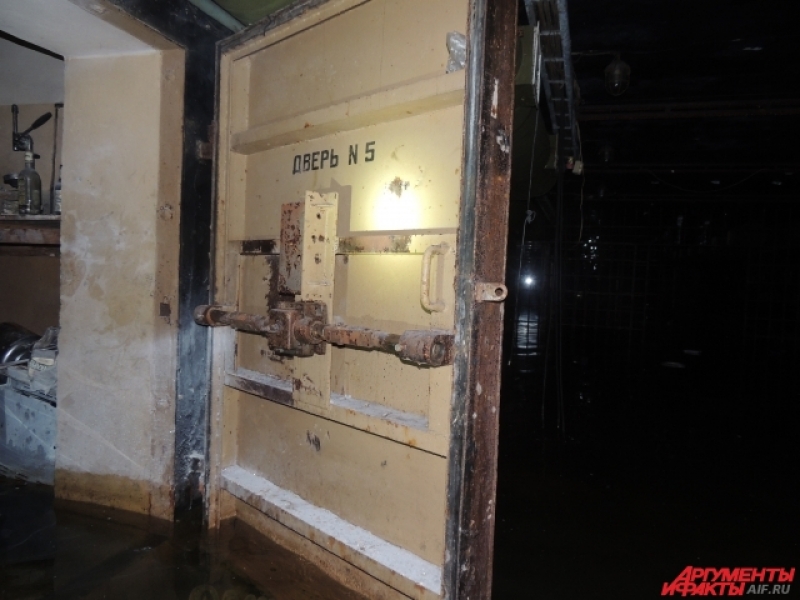 Двери в бомбоубежище пронумерованы и герметичны