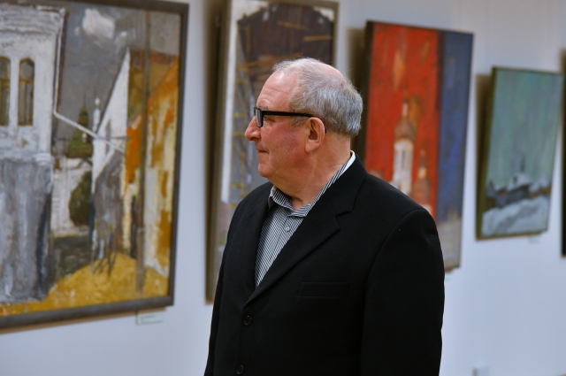 Работы омских художников занимают весомое место в экспозиции.