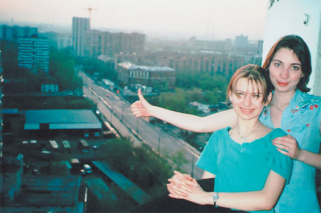 Из окон ДАСа открывается вид на улицу Шверника. Ольга с соседкой по комнате, 2000 год.