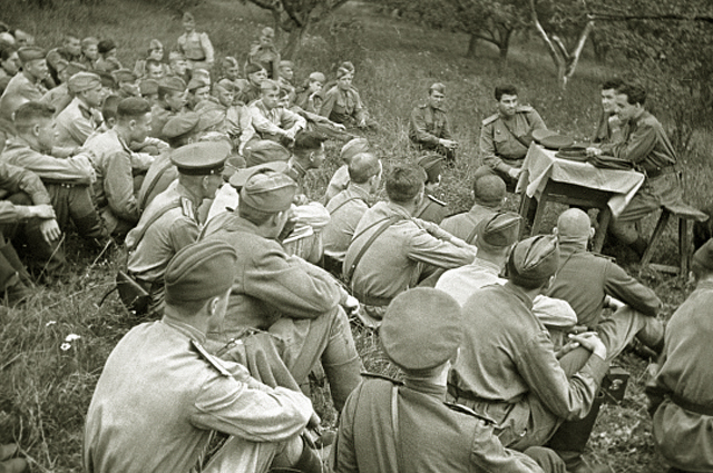 Поэт Константин Симонов выступает перед бойцами в перерыве между боями. 1943 год