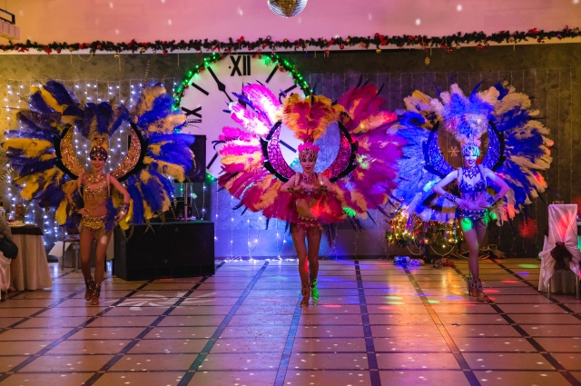 В самую долгожданную новогоднюю ночь гостей «Усть-Качки» приглашают погрузиться в мир волшебства, невероятных трюков и насладиться выступлением блистательных артистов.