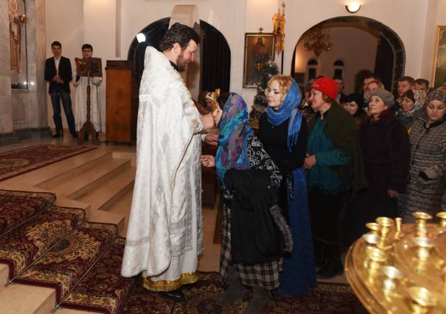 Священнослужитель Русской православной церкви проводит богослужение по случаю празднования Рождества Христова в Свято-Никольском соборе в Душанбе, Таджикистан.