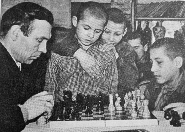 Клемёновский детдом, 1957 год. Игра в шахматы с представителем шефов. Юра Веренцов среди зрителей.