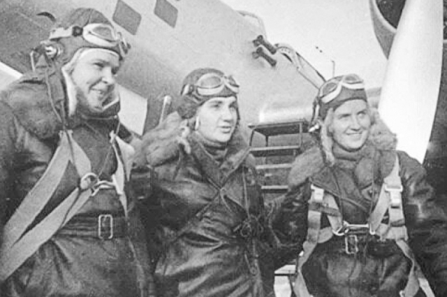 Лётчицы Осипенко (слева), Гризодубова (в центре) и Раскова (справа) перед полётом. ​